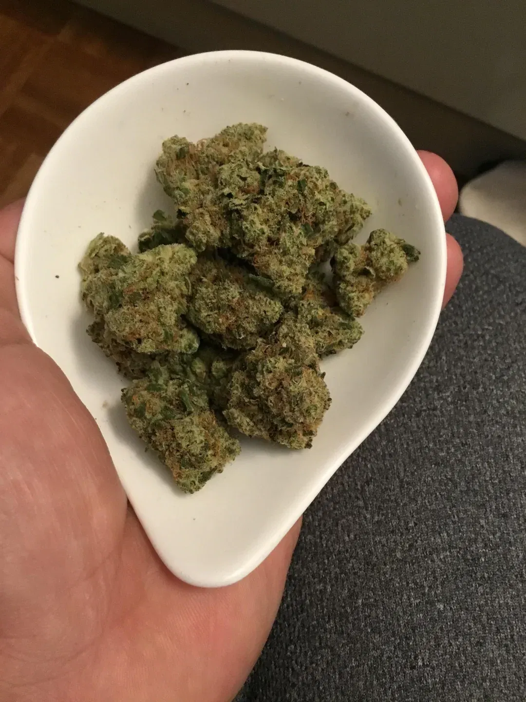 Dichte, frostige Afghani-Buds aus einer medizinischen Abgabe.